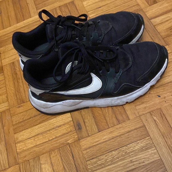 Nike shoes - Picture 2 of 2